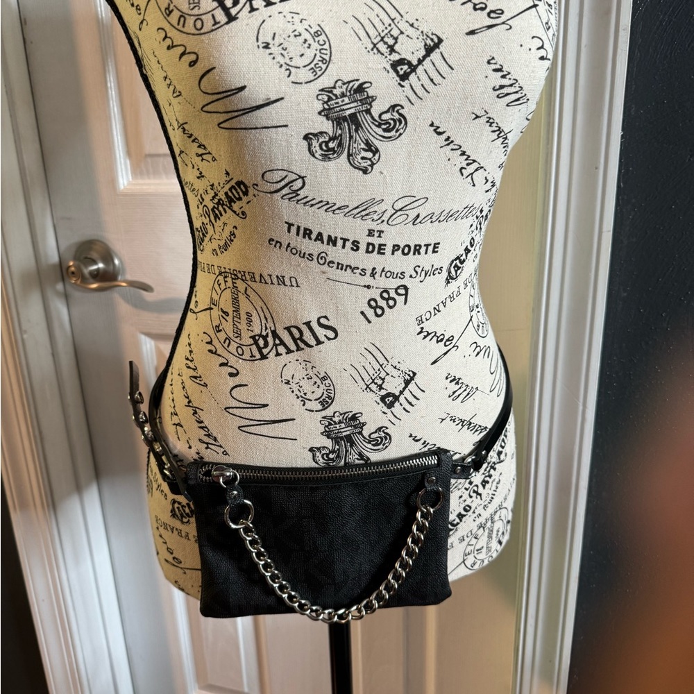 Adjustable Michael Kors waist bag.